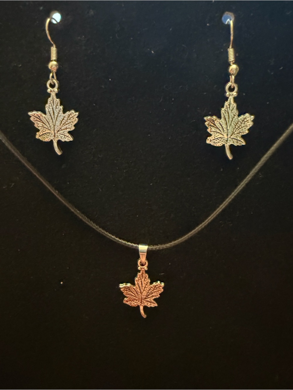 ✴️New✴️Maple Leaf Pendant Necklace and Earrings Set - Silver Tone